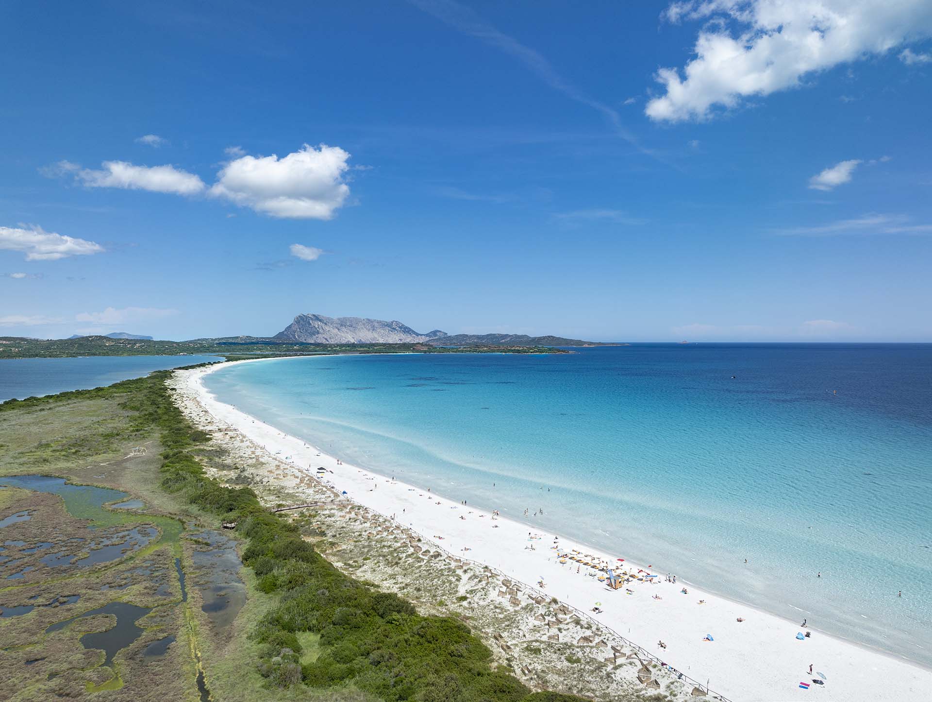 Spiaggia La Cinta e l'Isola di Tavolara sullo sfondo.