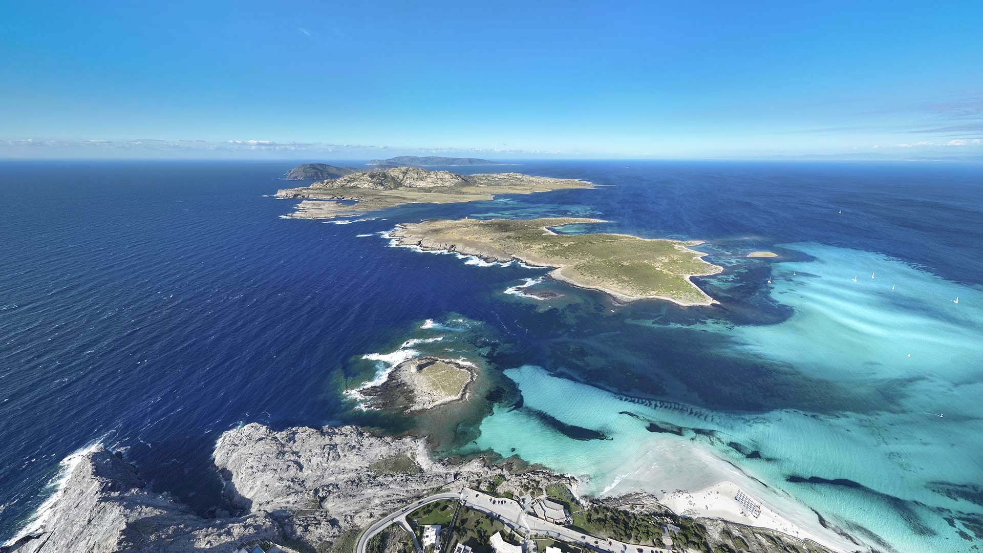 L'isola Piana e dell'Asinara davanti la spiaggia La Pelosa a Stintino.