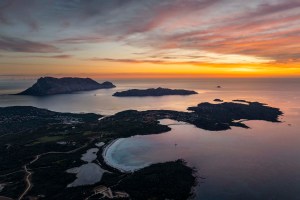 Panorama sulle spiagge di San Teodoro e l'isola di Tavolara.