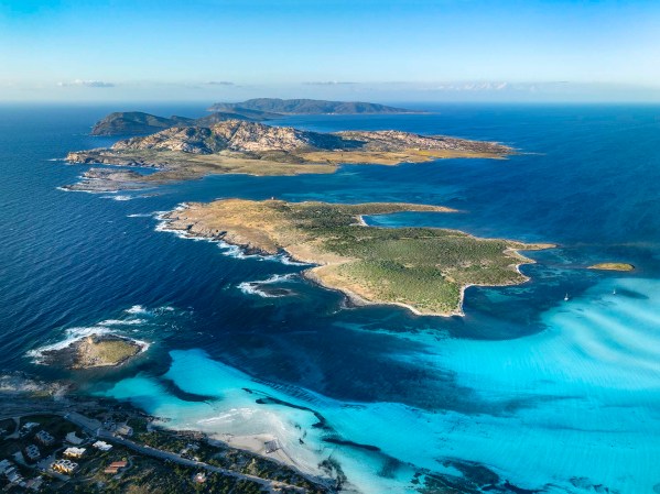 L'isola Piana e dell'Asinara davanti la spiaggia La Pelosa a Stintino.