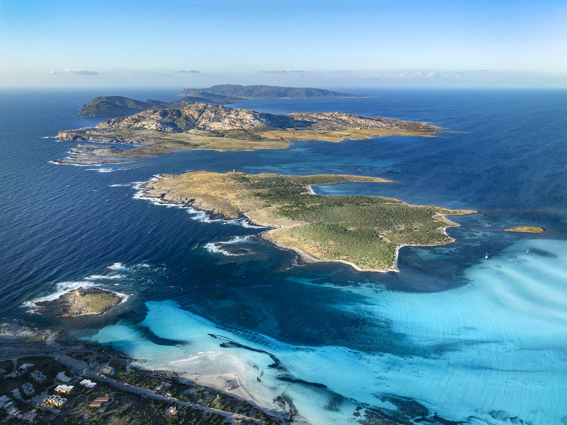 L'isola Piana e dell'Asinara davanti la spiaggia La Pelosa a Stintino.
