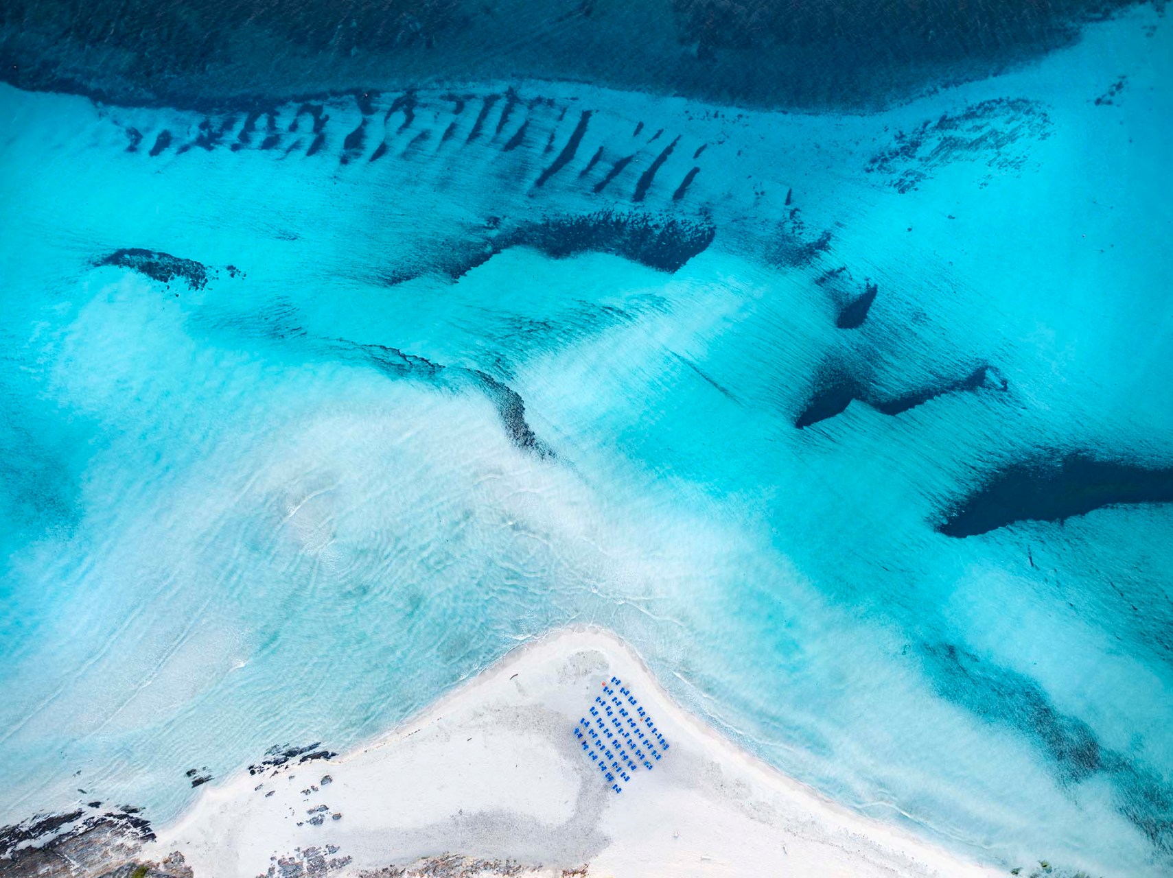 Il mare della spiaggia La Pelosa a Stintino ripresa dall'alto. 