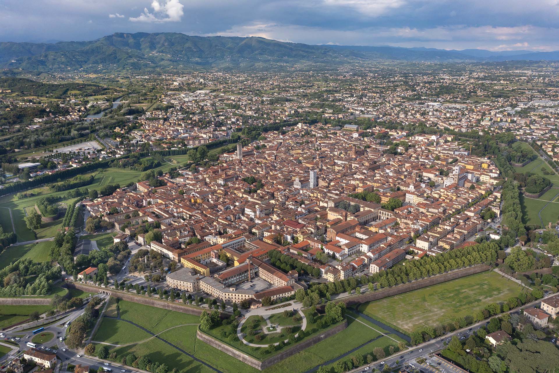 Lucca con le mura perimetrali che la circondano