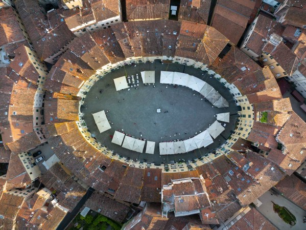 Piazza dell'Anfiteatro a Lucca