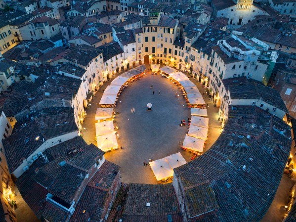 A Lucca Piazza dell' Anfiteatro vista dal cielo