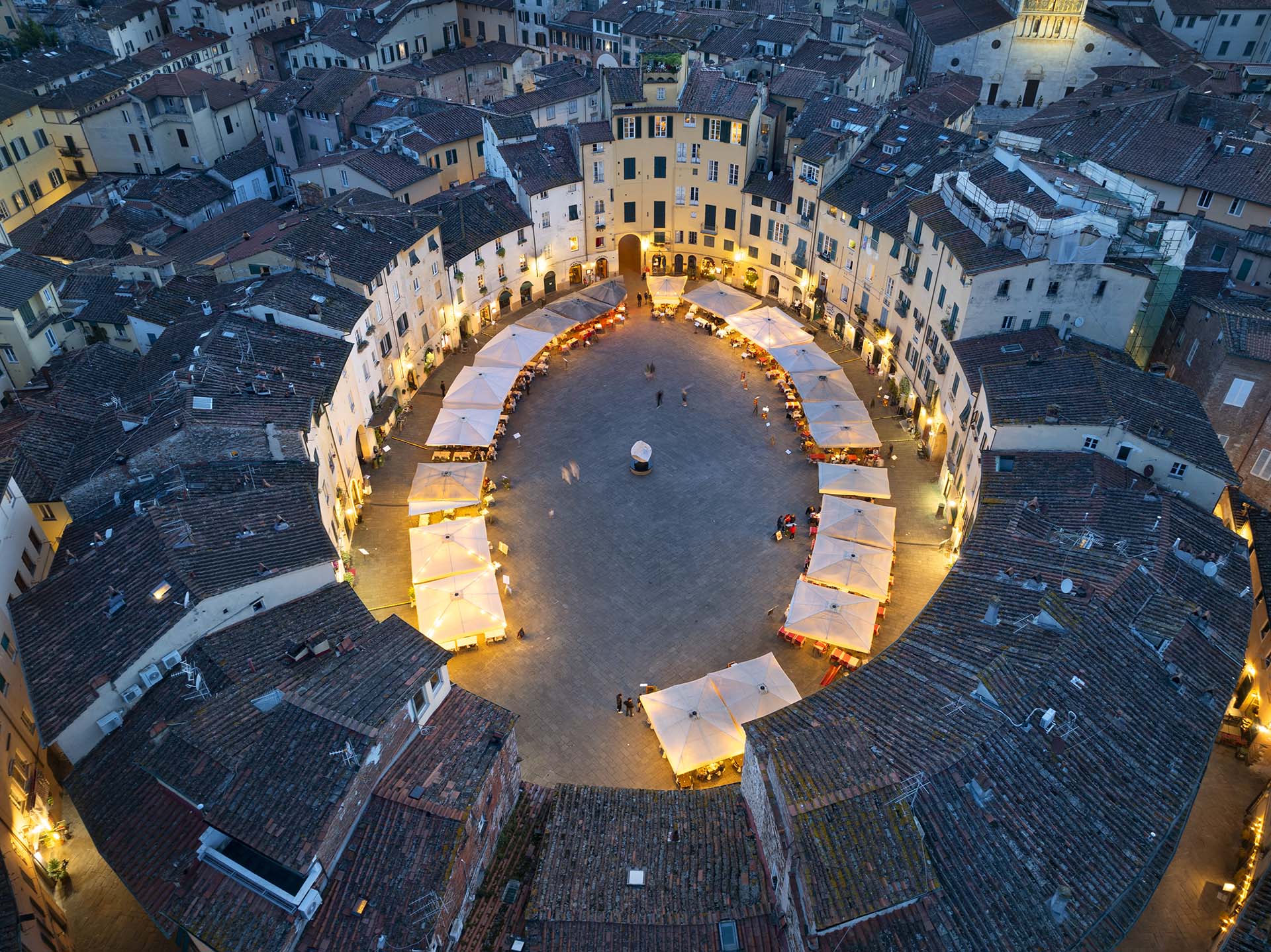 A Lucca Piazza dell' Anfiteatro vista dal cielo