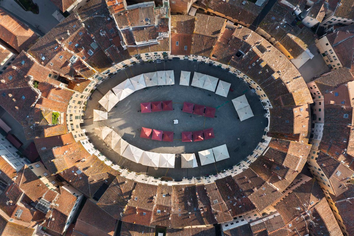 A Lucca Piazza dell' Anfiteatro vista dal cielo.