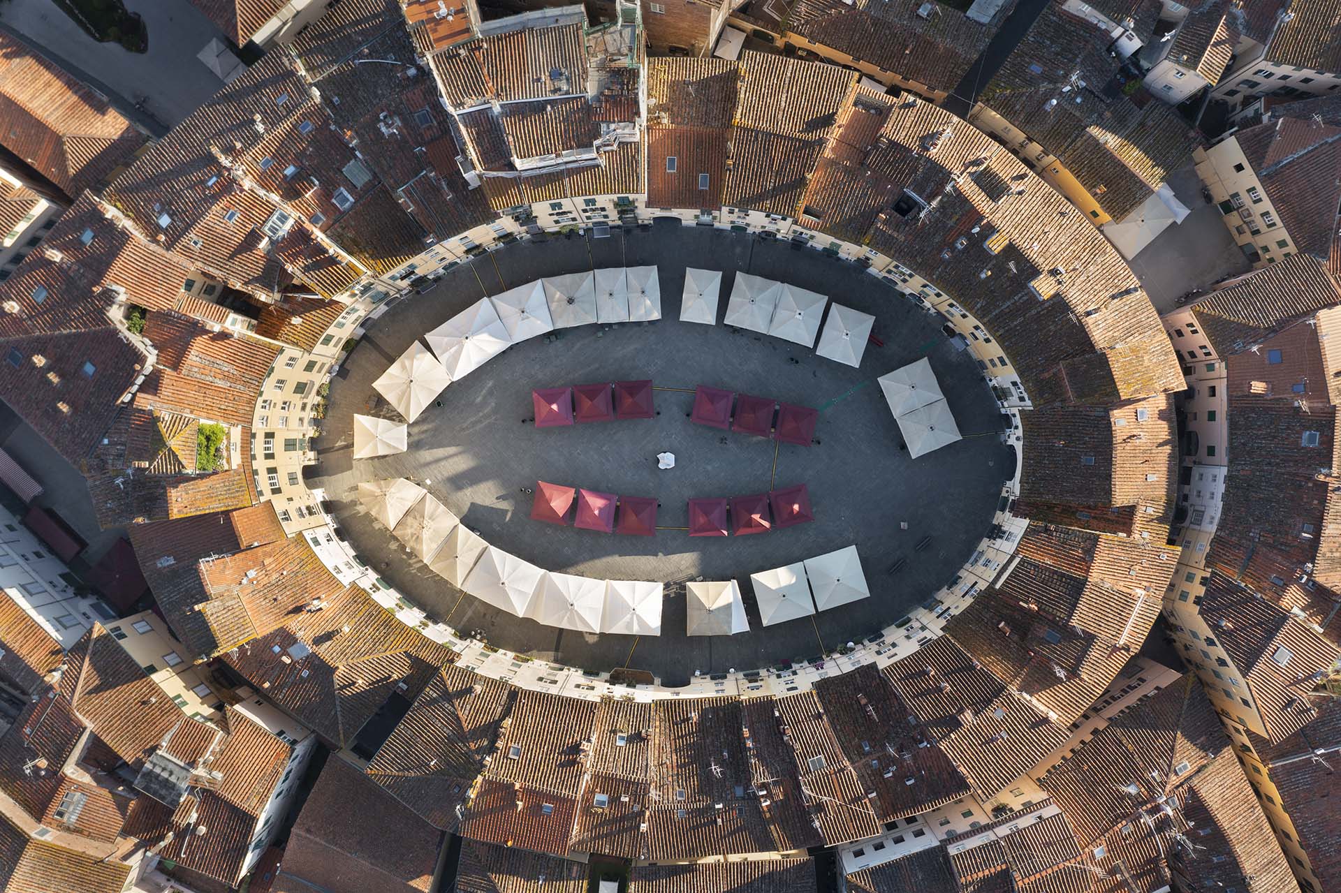 A Lucca Piazza dell' Anfiteatro vista dal cielo.