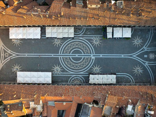 Pazza Ducale a Vigevano vista dall'alto.