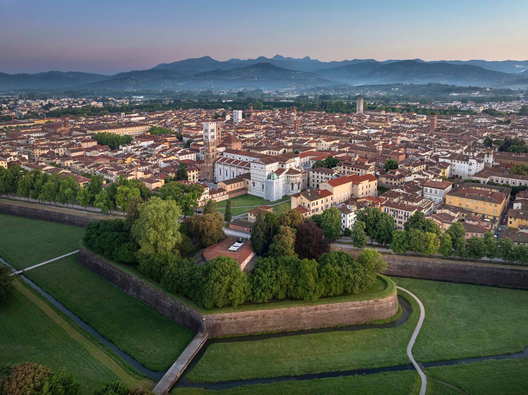 Lucca e le sue mura con il Baluardo San Colombano.