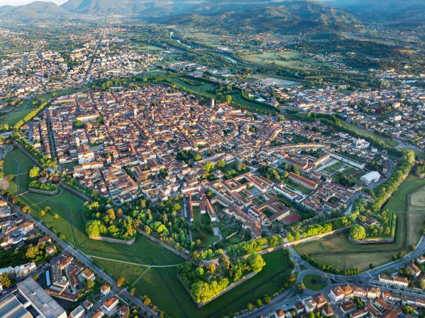 Vista dal cielo della città di Lucca.