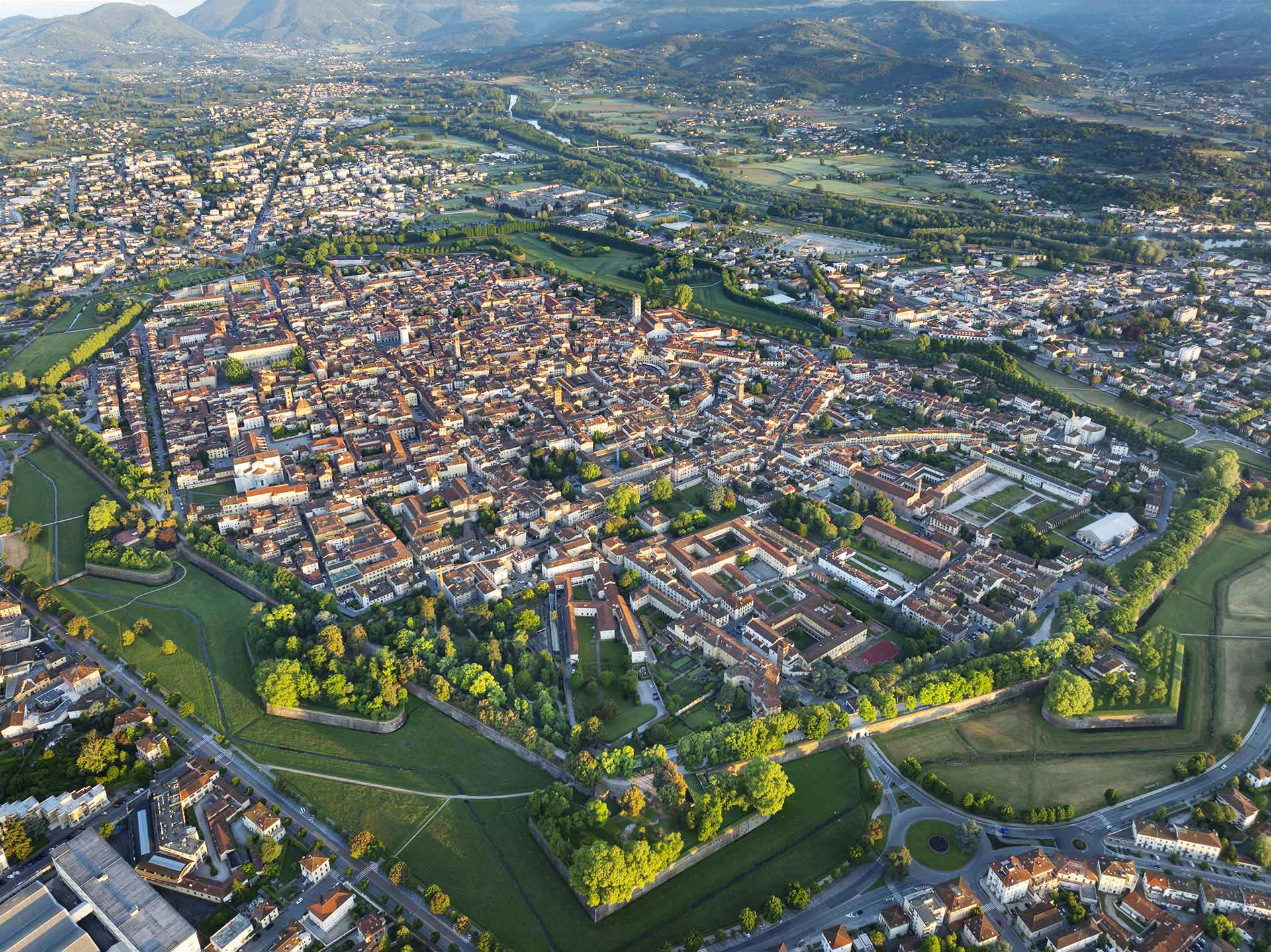 Vista dal cielo della città di Lucca.