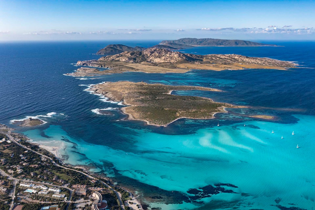 L'isola Piana e dell'Asinara davanti alla spiaggia La Pelosa di Stintino
