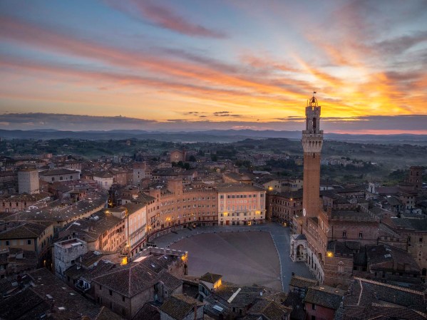 Siena e Piazza del Campo viste dall'alto.