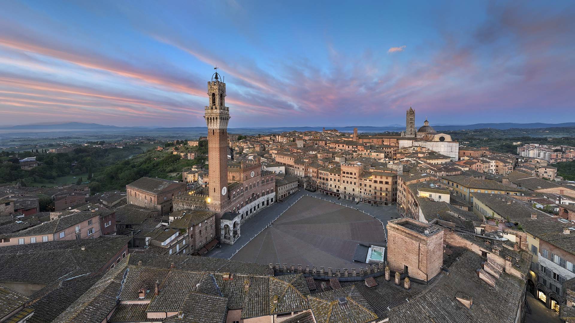Il centro di Siena con Piazza del Campo e la Torre del Mangia.