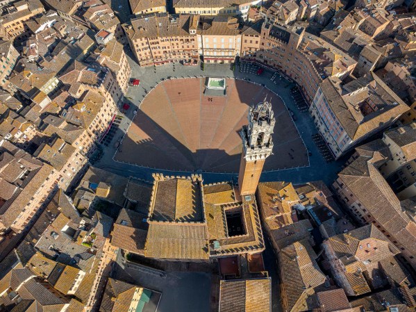 Vista dal cielo di Piazza del Campo a Siena.