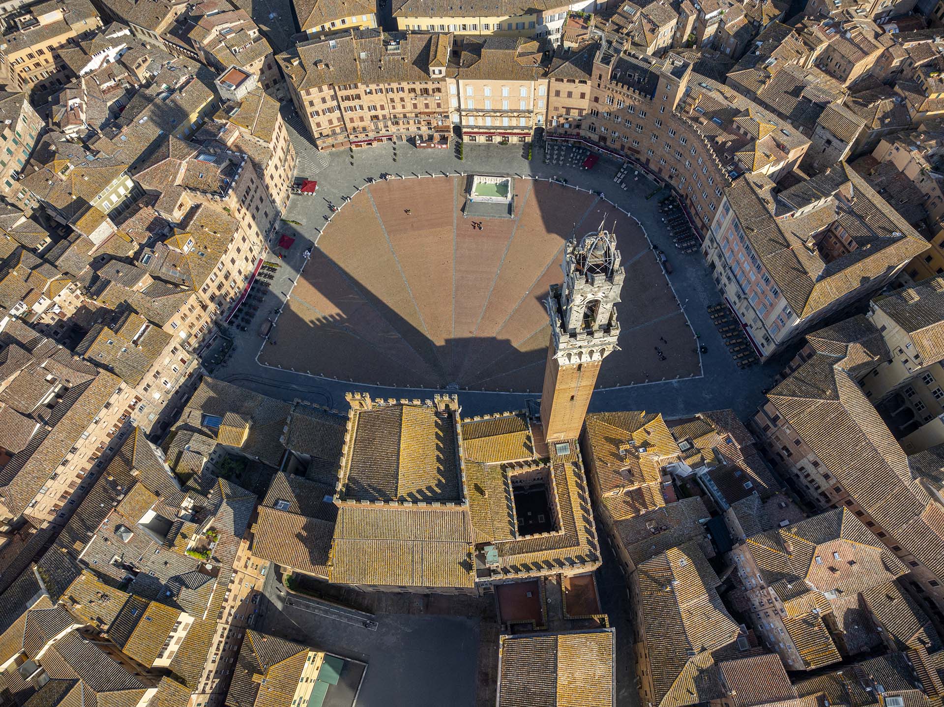 Vista dal cielo di Piazza del Campo a Siena.