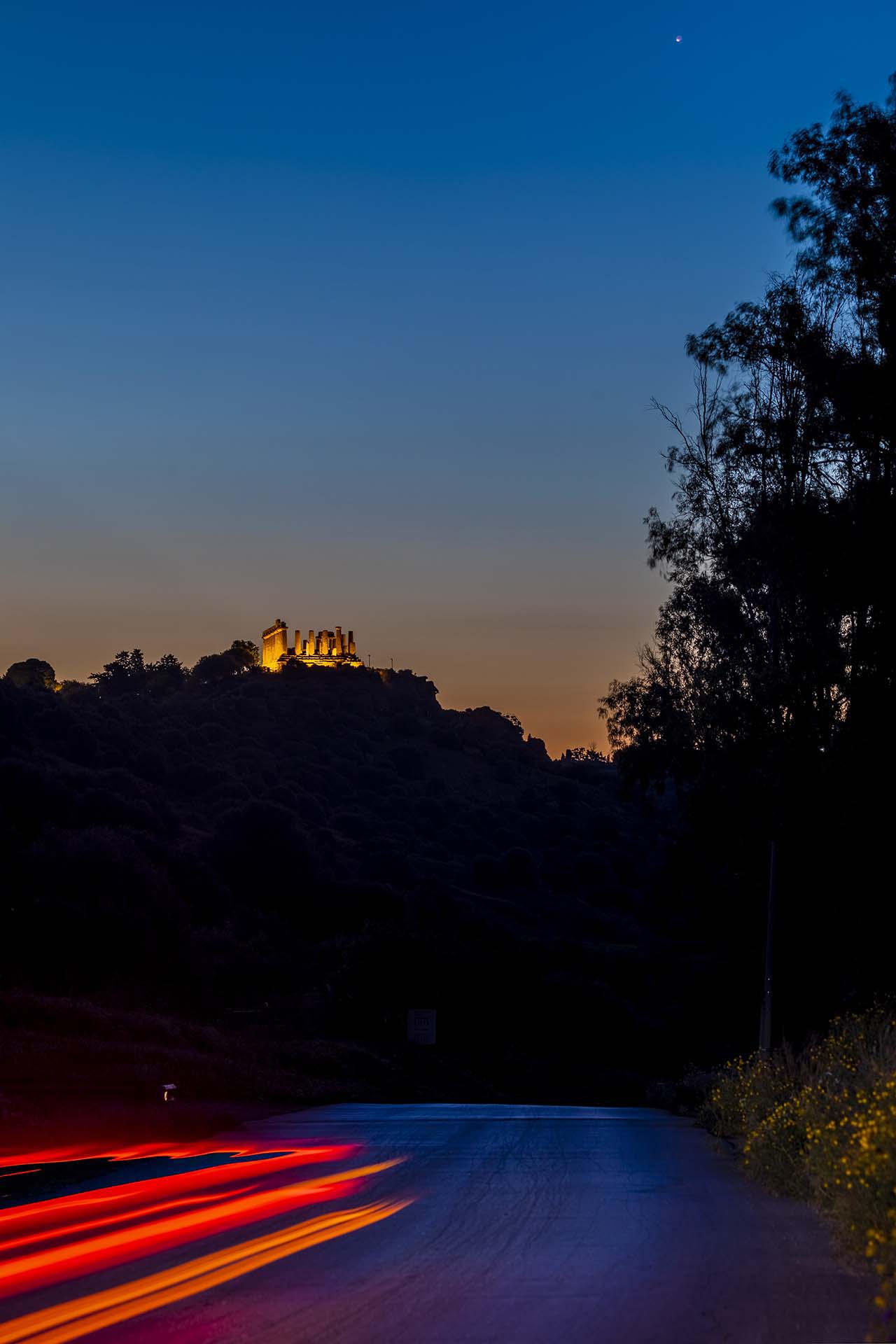 _INO4449-HDR-Sotto le stelle di Agrigento, la strada che abbraccia la Valle dei Templi