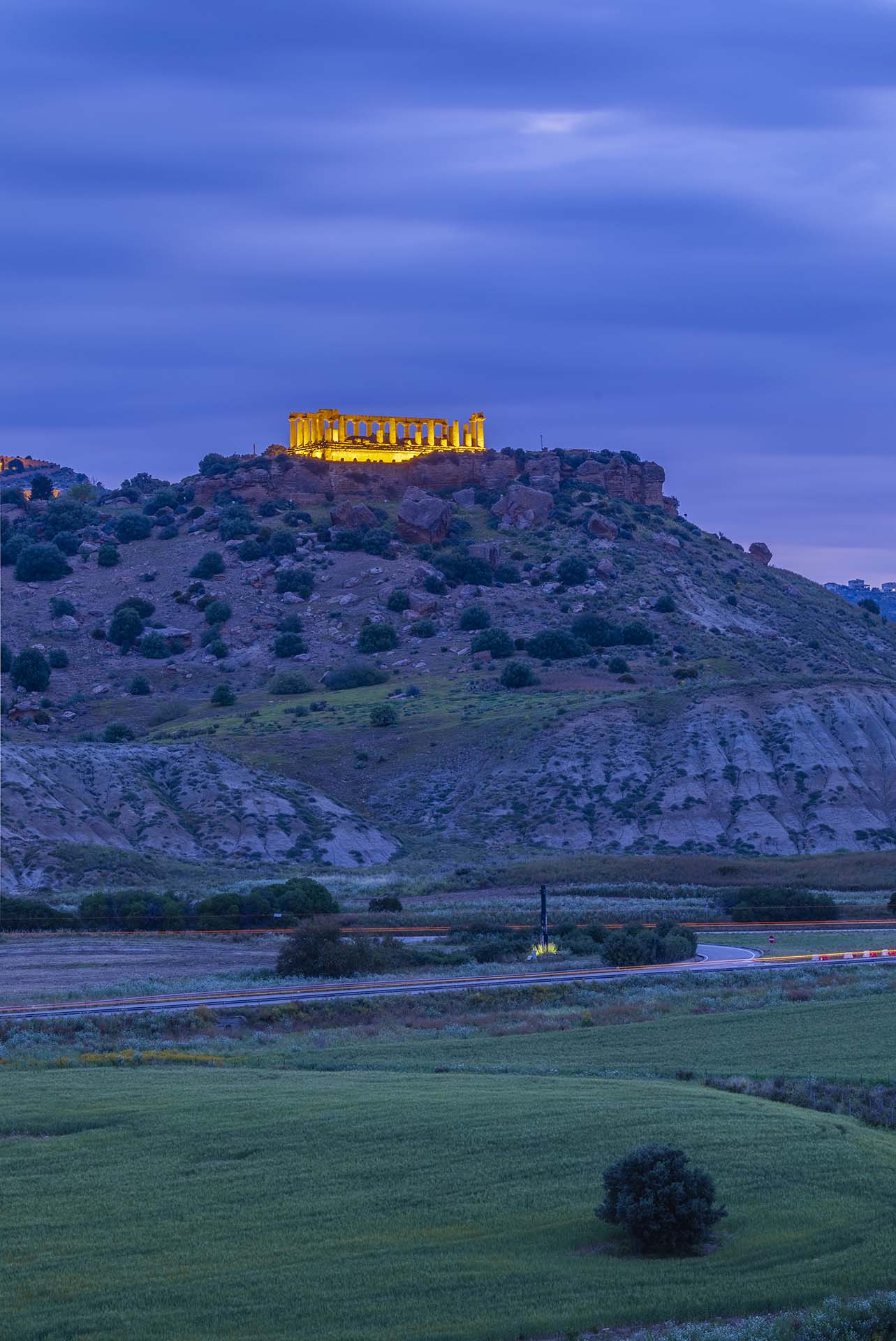 _INO5038-HDR-Agrigento, lo splendore della piana sotto la Valle dei Templi, con il maestoso Tempio di Giunone