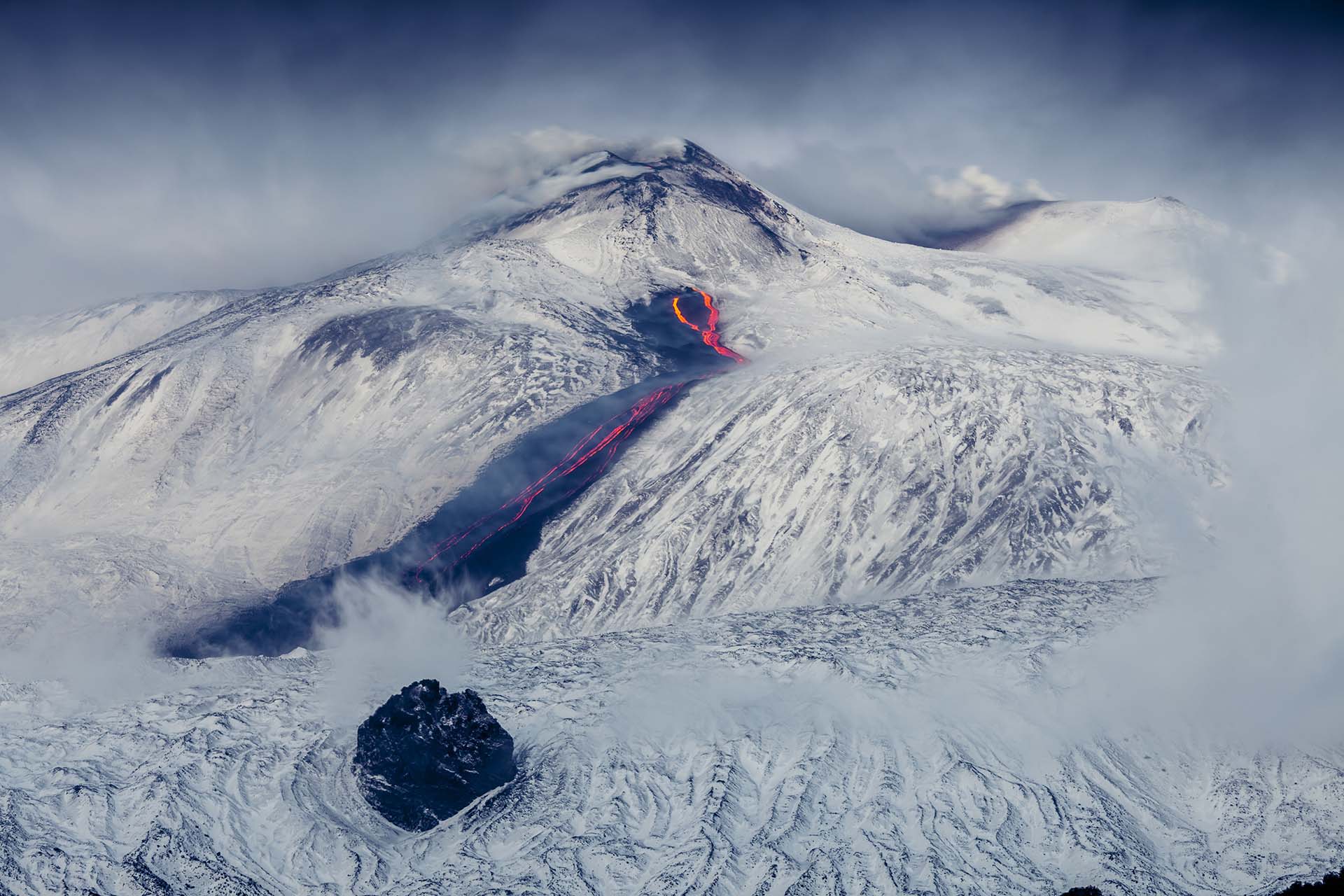 _MG_6121-Contrasti Vulcanici. Il rosso del magma sull'Etna tra il nero lavico e il bianco invernale