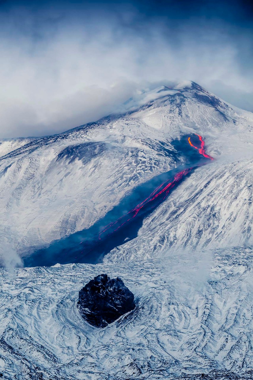 _MG_6123-Contrasti Vulcanici. Il rosso del magma sull'Etna tra il nero lavico e il bianco invernale