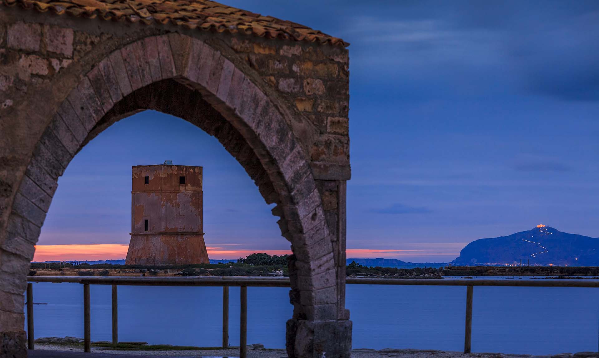 _MG_6812-Nelle saline di Trapani l'arco del sale, la Torre di Nubia e Favignana all'orizzonte