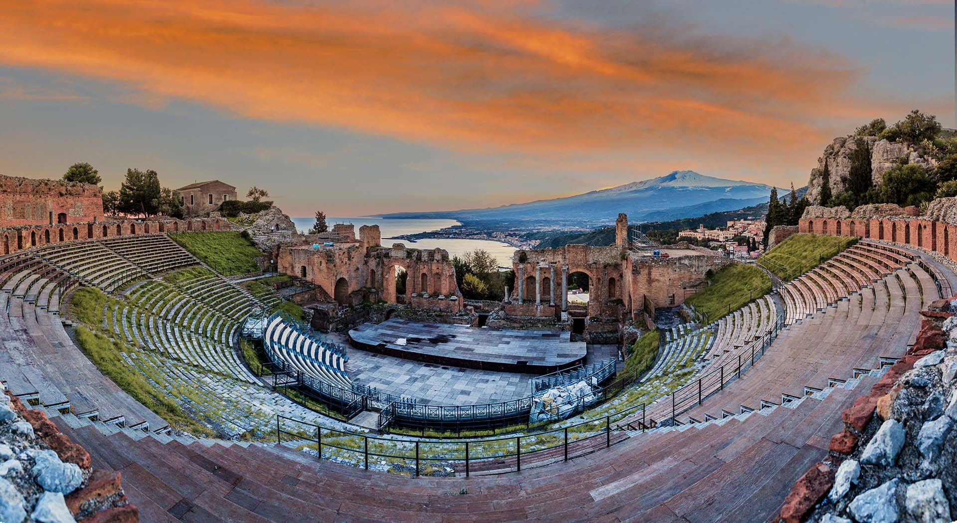 Panoramica_MG_1896-Taormina Incanta. Il Teatro Antico tra i colori pastello e lo sguardo maestoso dell'Etna