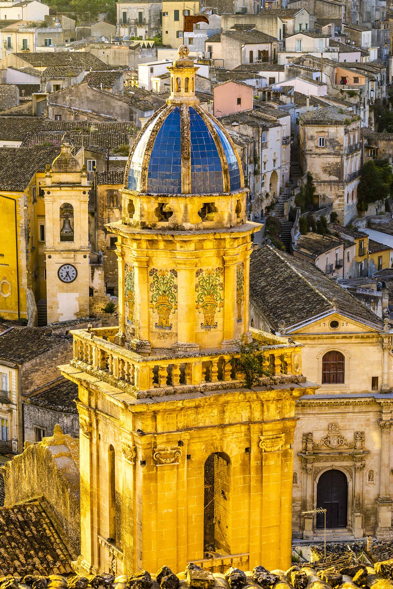 SAFF7745-Ragusa Ibla, il campanile della chiesa Santa Maria dell'Itria e le atmosfere del borgo barocco