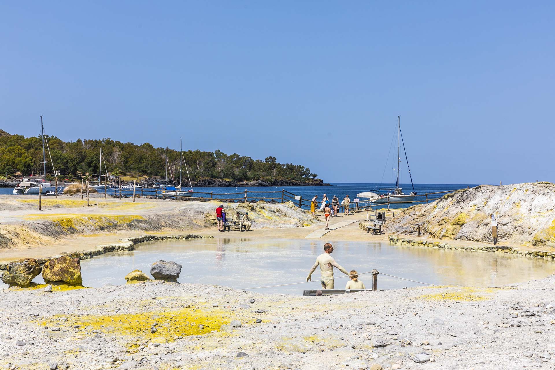 SAFF8346-Isola di Vulcano, l'immersione rigenerante nella pozza dei fanghi naturali