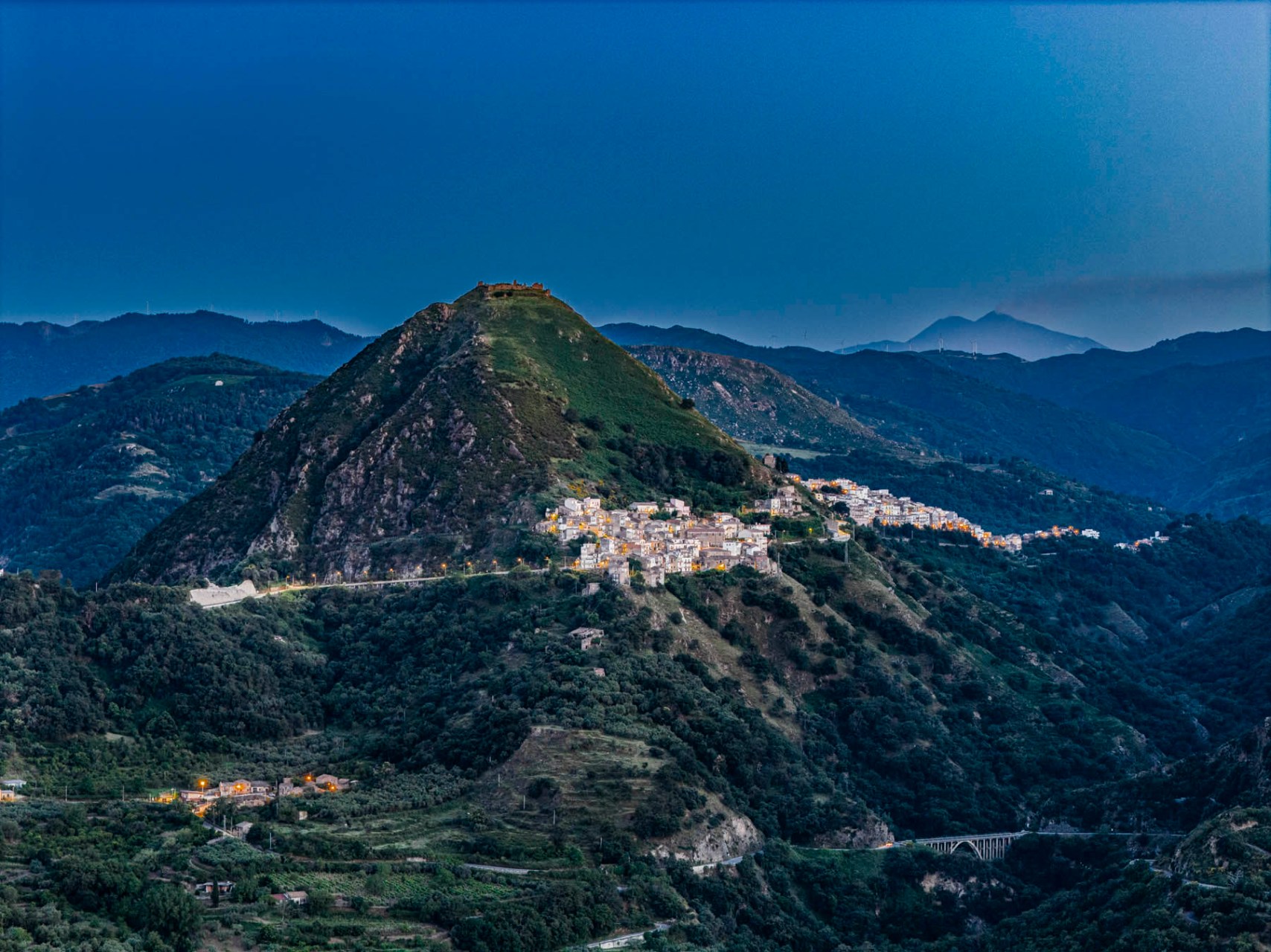 Tripi, il Castello e l'Etna sullo sfondo