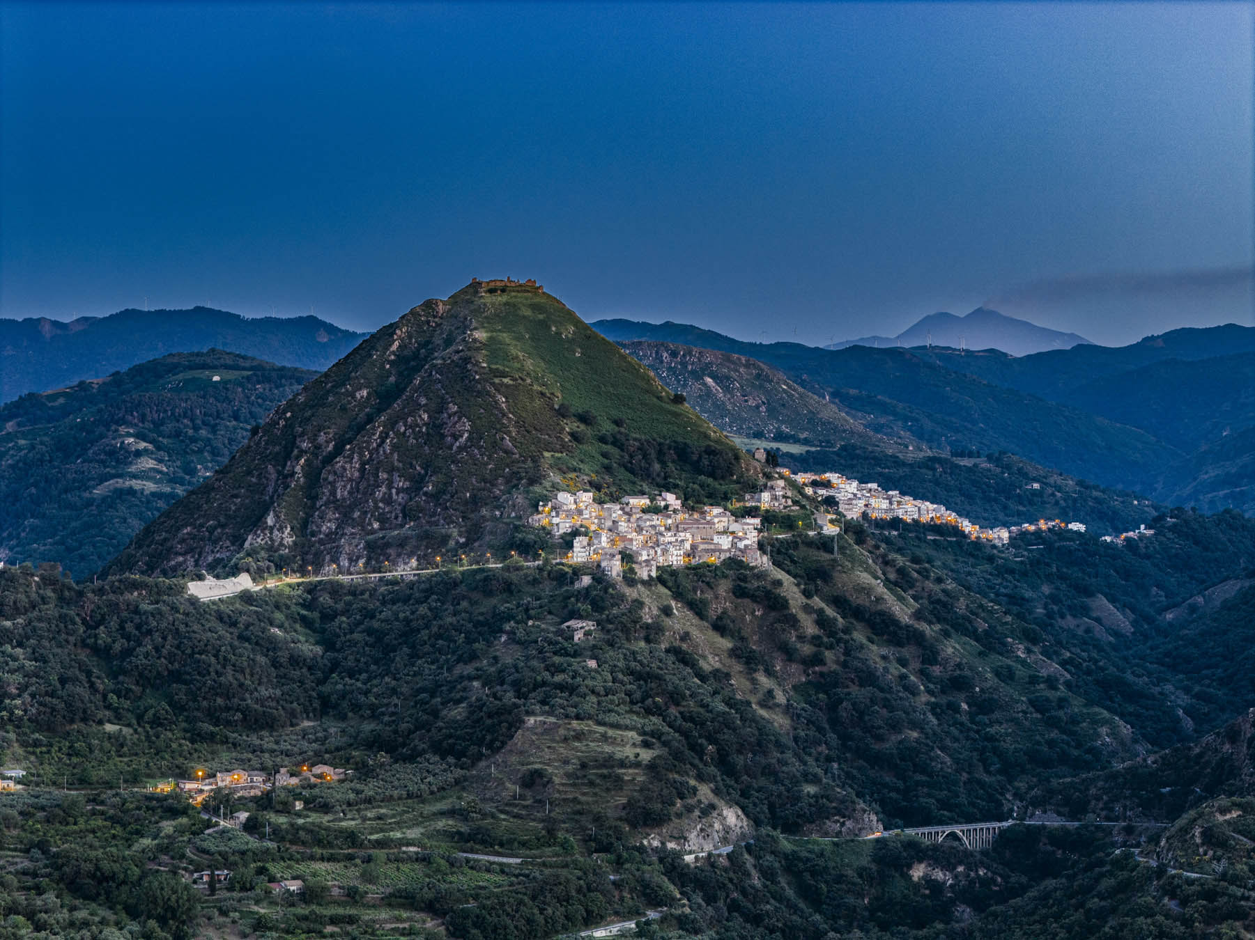 Tripi, il Castello e l'Etna sullo sfondo
