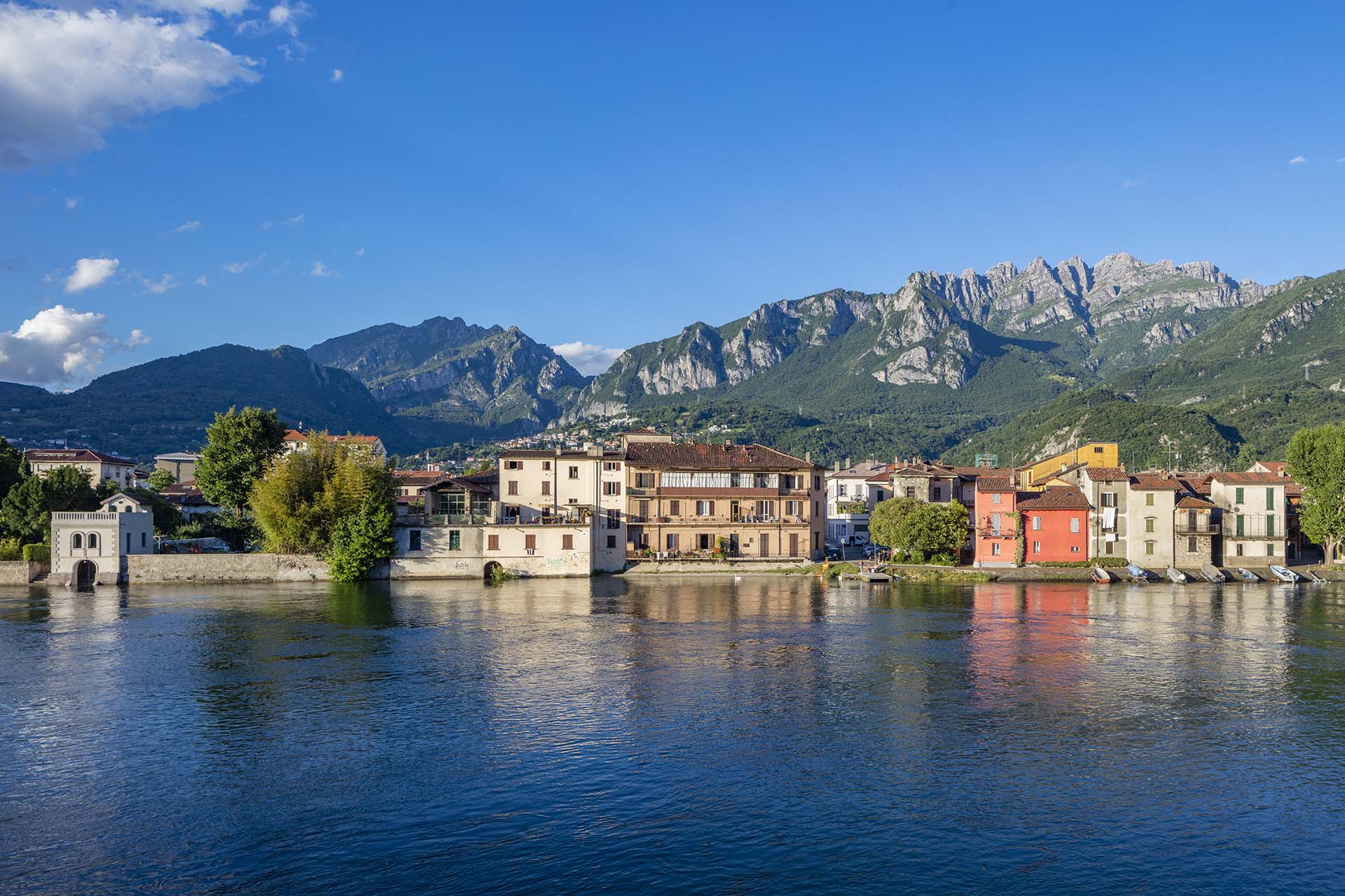 Le case del rione Pescarenico sulla sponda sinistra del fiume Adda a Lecco. Il monte sulla destra è il Resegone.