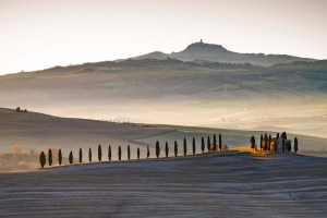 Paesaggio della Val d'Orcia con il castello di Radicofani sullo sfondo.