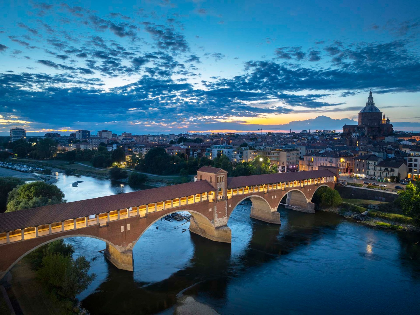 Il Ponte Coperto sul fiume Ticino nel centro di Pavia.