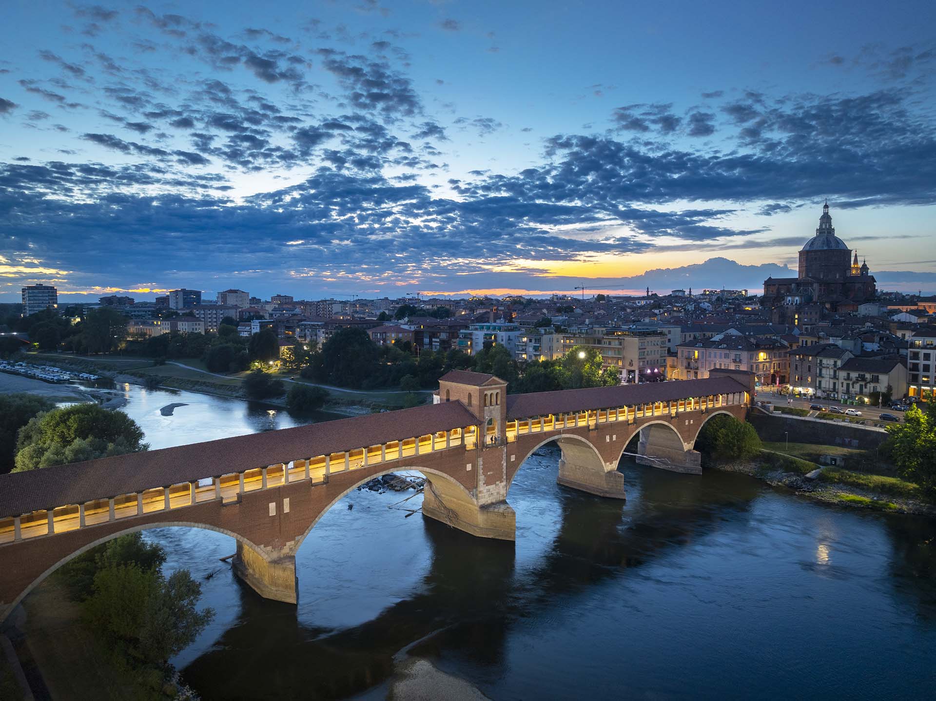 Il Ponte Coperto sul fiume Ticino nel centro di Pavia.
