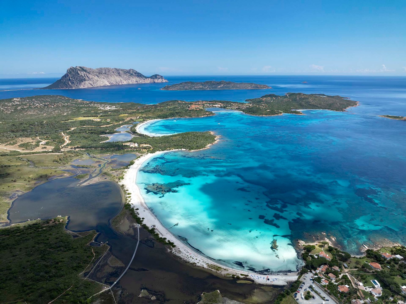 La spiaggia Lu Impostu e sullo sfondo l'isola di Tavolara.