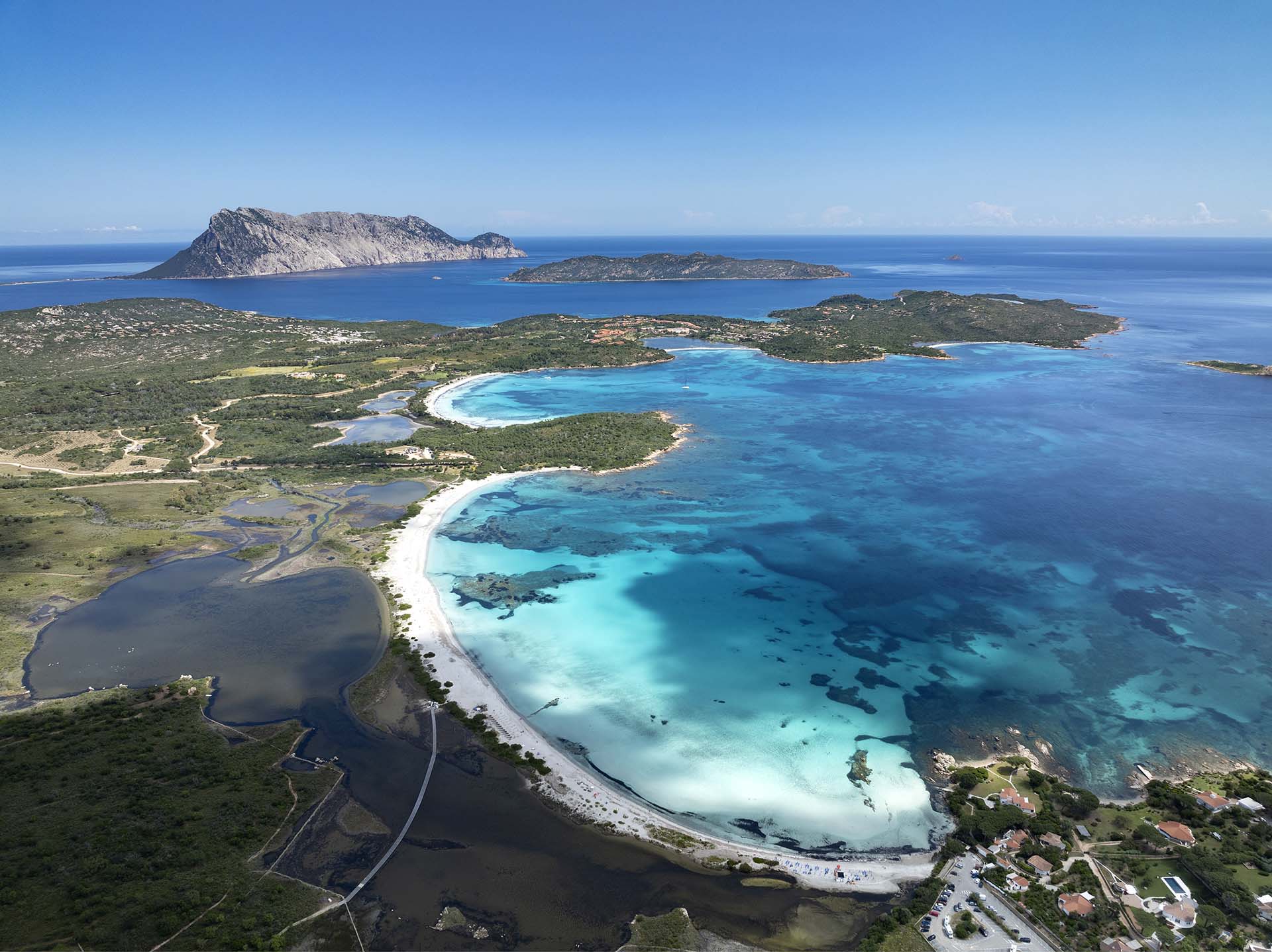 La spiaggia Lu Impostu e sullo sfondo l'isola di Tavolara.