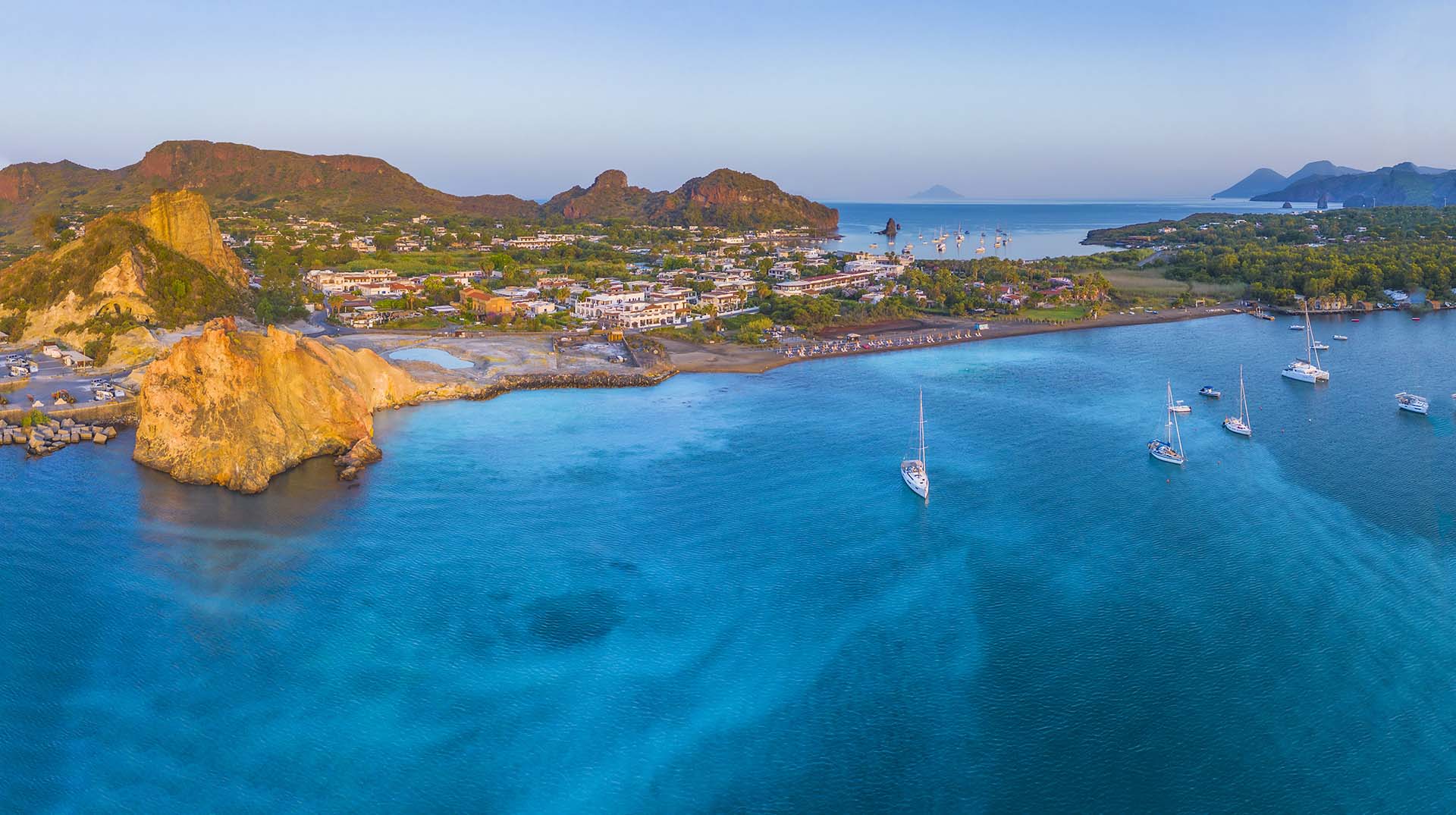 DJI_0205-HDR-Panorama-L'incanto di Vulcano. Pozza dei Fanghi, spiaggia delle Acque Calde e le Eolie all'orizzonte