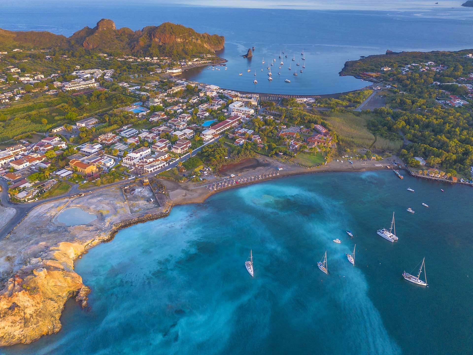DJI_0242-L'incanto di Vulcano. Pozza dei Fanghi, spiaggia delle Acque Calde e le Eolie all'orizzonte