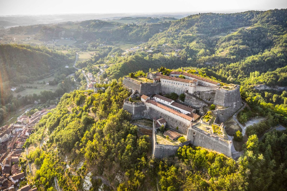 Il Forte di Gavi e il borgo.