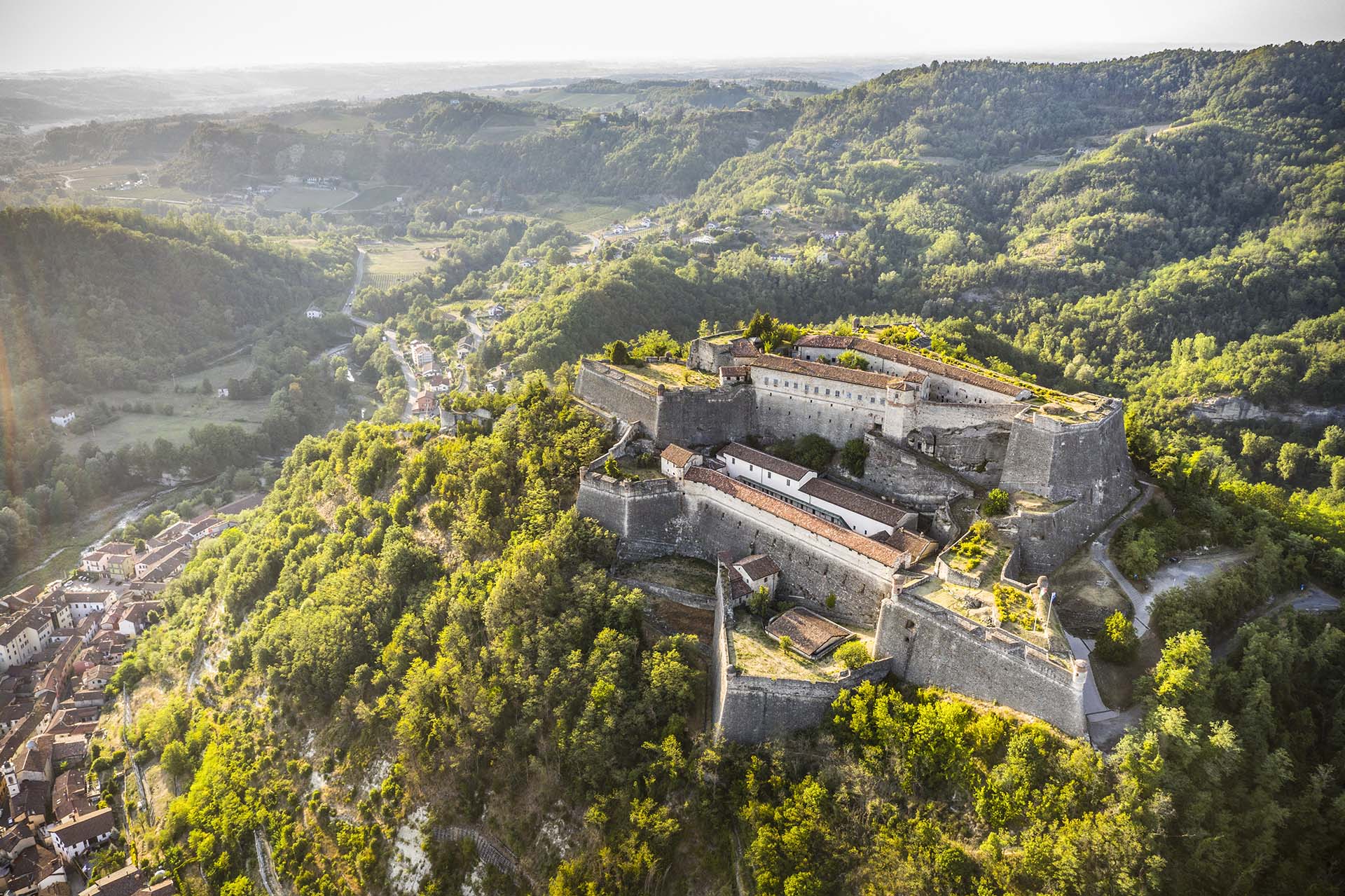 Il Forte di Gavi e il borgo.