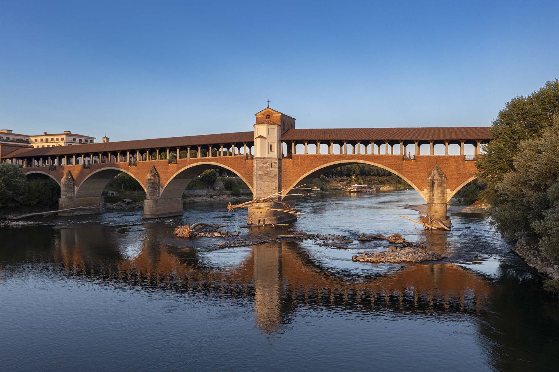 Lo storico Ponte Coperto sul Ticino, simbolo della Città di Pavia.