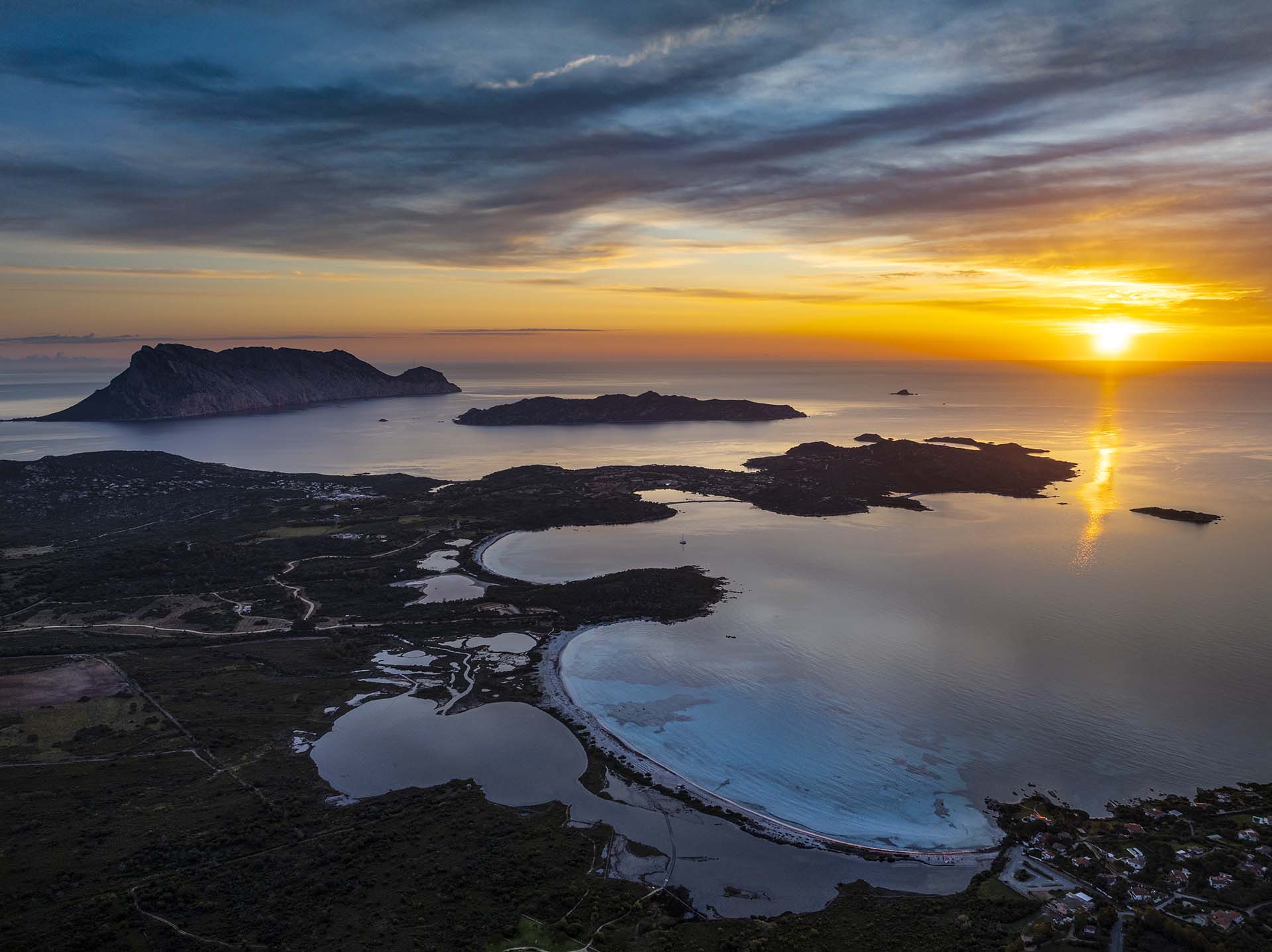 Panorama sulle spiagge di San Teodoro e l'isola di Tavolara.