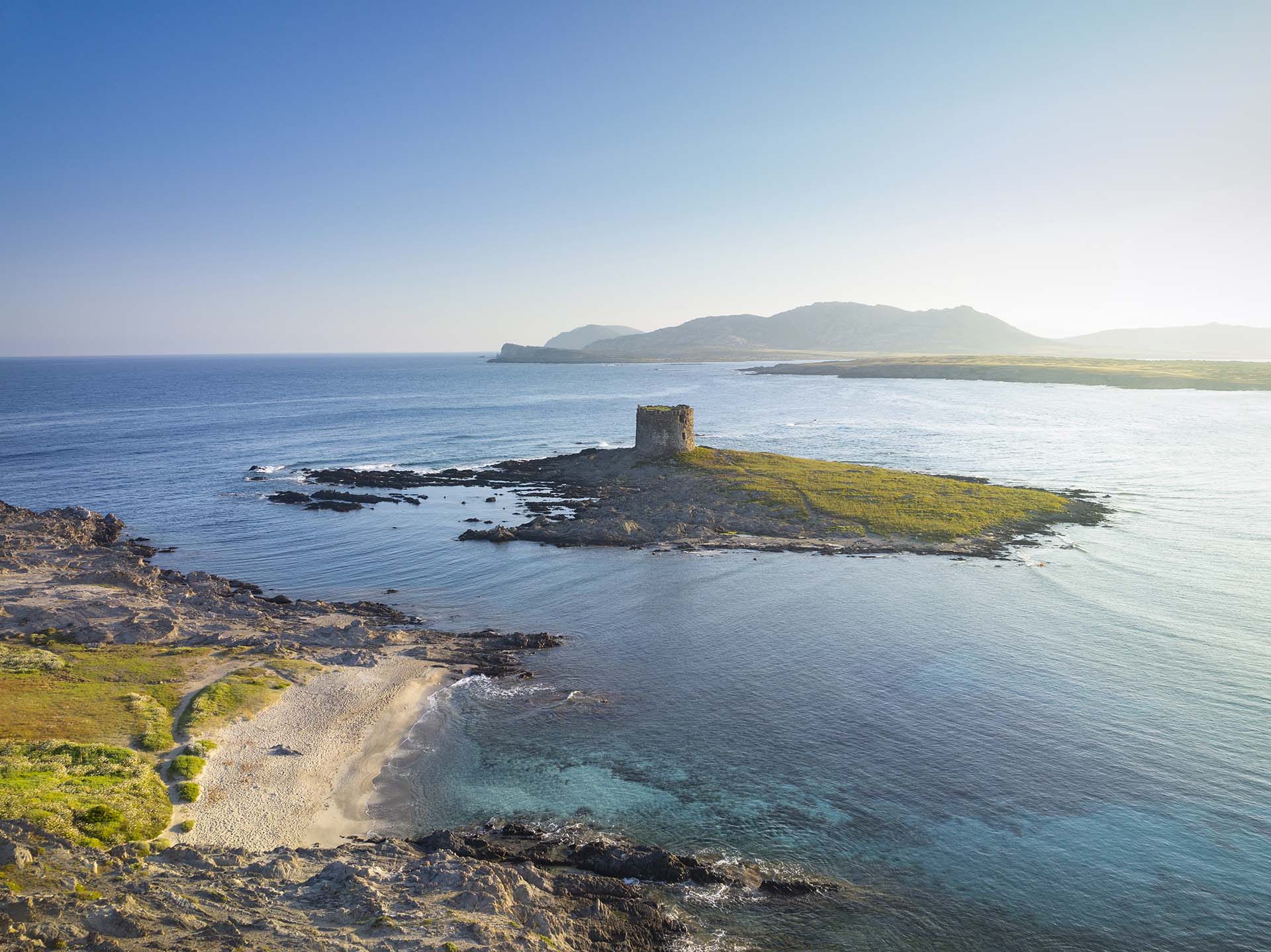 Spiaggia della Pelosetta e l'isola con la torre aragonese della Pelosa
