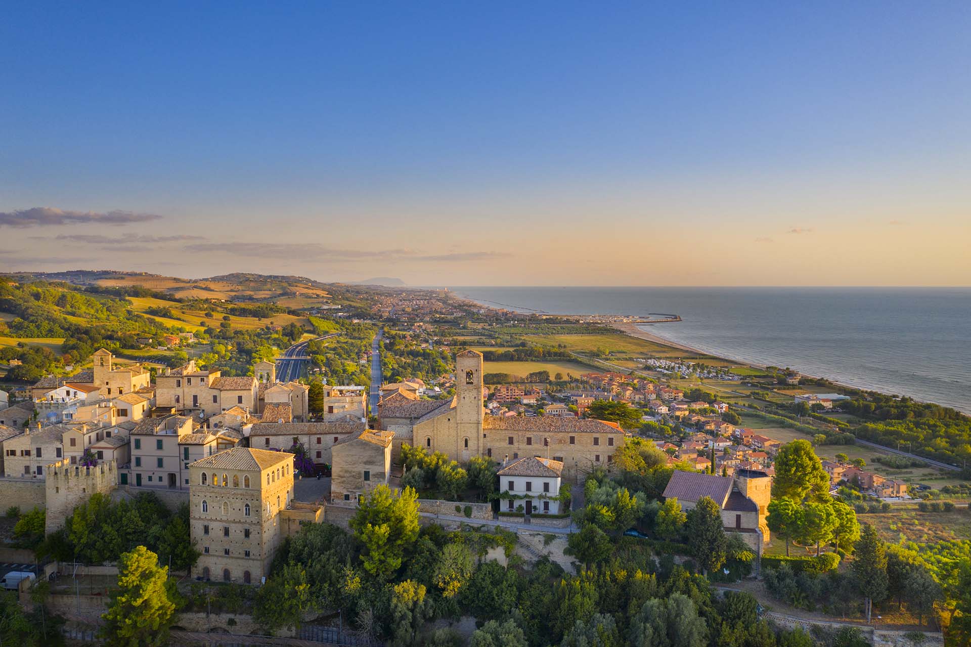 Il borgo di Torre di Palme nel comune di Fermo. Sullo sfondo si scorge il Monte Conero.