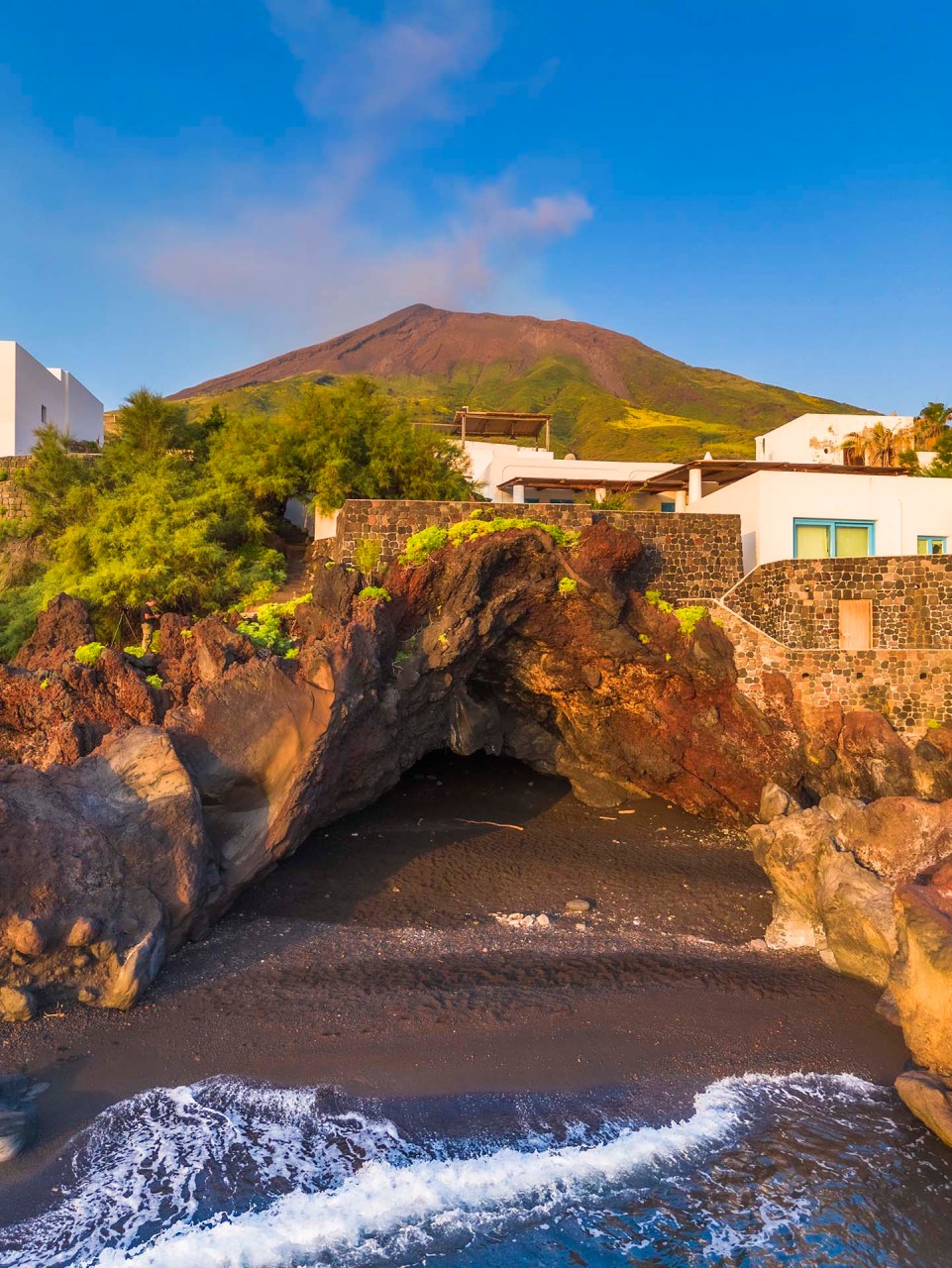 DJI_0577-HDR-Isola di Stromboli, la grotta di Eolo, il borgo di Piscità e il vulcano visti dal mare