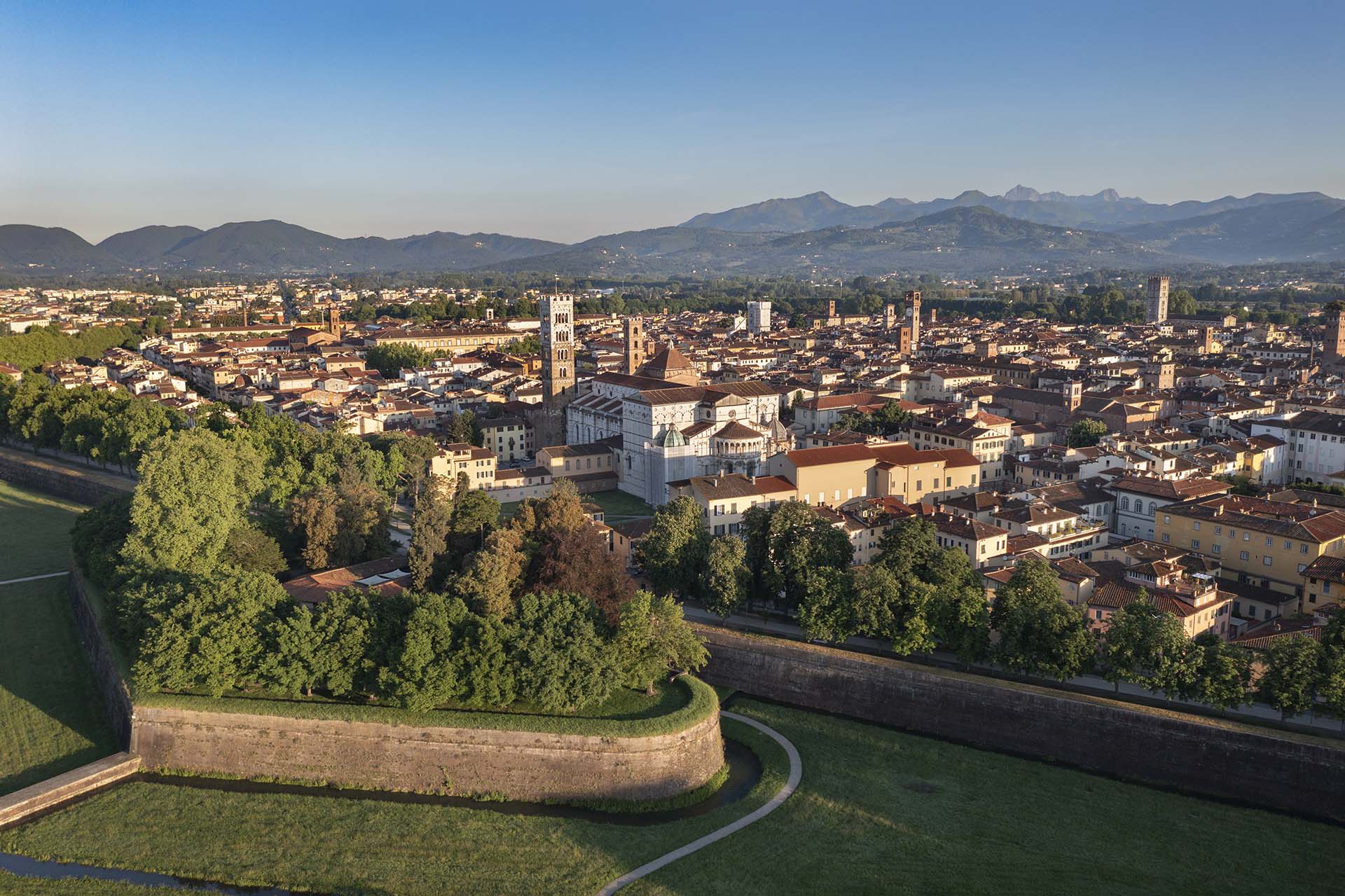 Lucca circondata dalle sue mura e il Baluardo San Colombano.
