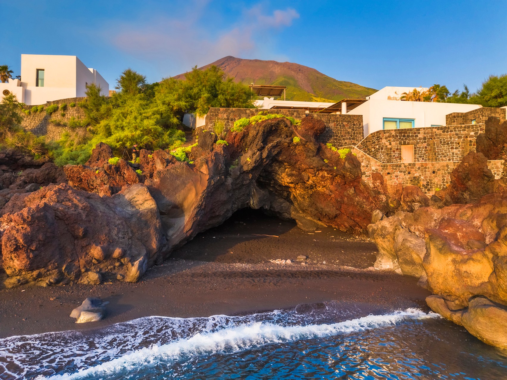 DJI_0586-HDR-Isola di Stromboli, la grotta di Eolo, il borgo di Piscità e il vulcano visti dal mare
