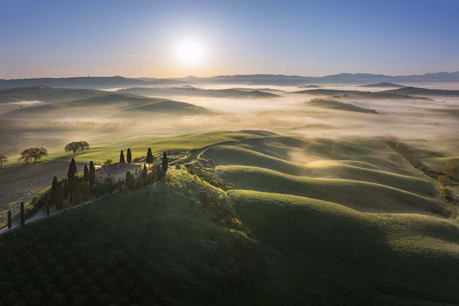Casolare tra le colline della Val d'Orcia.