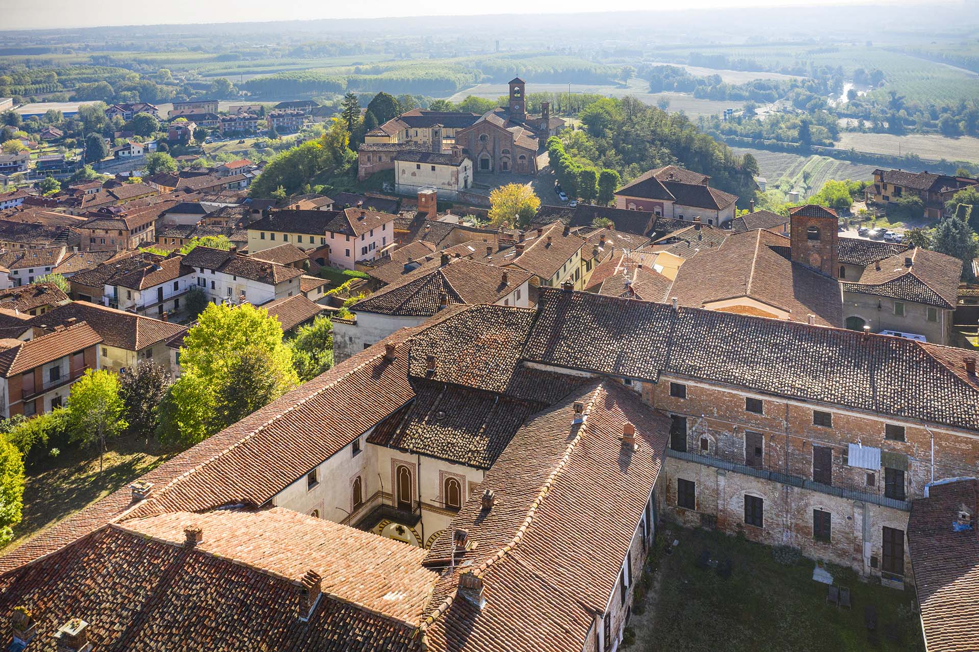 Il borgo di Cassine con in basso Palazzo Zoppi.